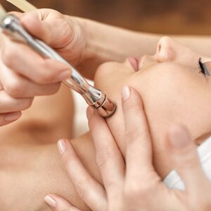 Mandelhappe näohooldus mikrolihvimisega